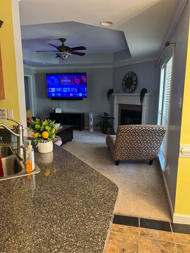 Cheerful 3 Bedroom Home w/ Fireplace