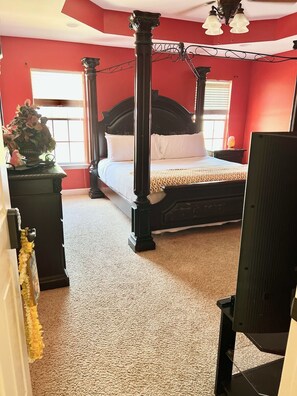 3 bedrooms, desk, iron/ironing board, free WiFi