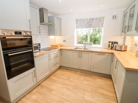 Cottage | Private kitchen | Fridge, dishwasher, electric kettle, toaster