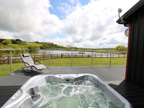 Llyn Cae Ty Nant Fishery Holiday Let