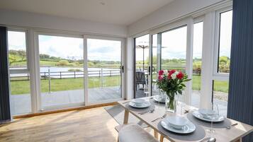 Casa de campo | Cocina privada | Refrigerador, tetera eléctrica, tostadora y utensilios de cocina