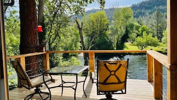 Superior-Zimmer, 1 King-Bett, Flussblick | 2 Schlafzimmer, individuell dekoriert, individuell eingerichtet
