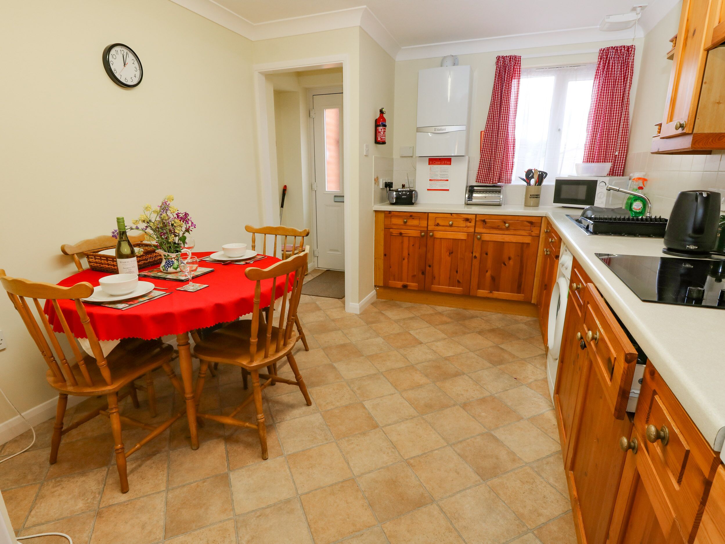 Cottage | Private kitchen | Fridge, electric kettle, toaster, cookware/dishes/utensils