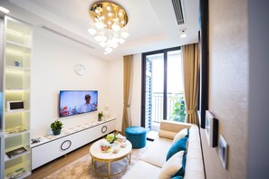 City-Apartment | Wohnbereich | 47-Zoll-Smart-TV mit Satellitenempfang, Fernseher