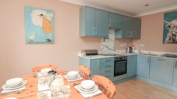 Cottage | Private kitchen | Fridge, dishwasher, electric kettle, cookware/dishes/utensils
