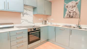 Cottage | Private kitchen | Fridge, dishwasher, electric kettle, cookware/dishes/utensils