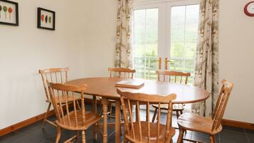 Cottage | Private kitchen | Fridge, dishwasher, cookware/dishes/utensils