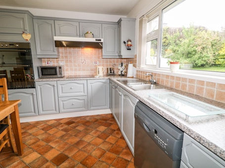 Cottage | Private kitchen | Fridge, dishwasher, electric kettle, toaster