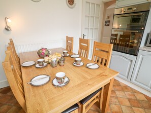 Cottage | Private kitchen | Fridge, microwave, dishwasher, electric kettle - 27 Pinewood Hill (Newry)