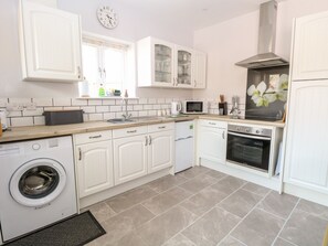 코티지 | 전용 주방 | 냉장고, 전기 주전자, 토스터, 조리 도구/접시/주방 기구