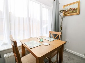 コテージ | 専用キッチン | 冷蔵庫、電気ポット、トースター、調理器具と食器
