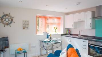 Cottage | Private kitchen | Fridge, microwave, electric kettle, toaster