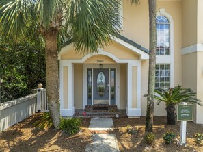 Exterior detail - 🏖️ Luxury Destin Beach House w/Private Pool, Lake Dock & Beach Access 🌅 (Destin)