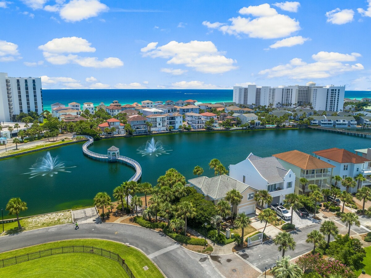 Photo 4 of Walk 4 min to PRIVATE BEACH in Destin! Backyard Pool🏖️ On The Lake🏖️ Fire Pit