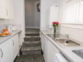 Cottage | Private kitchen | Fridge, cookware/dishes/utensils