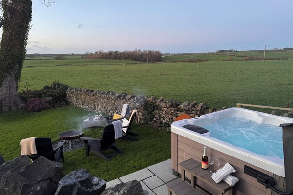Cottage | Outdoor spa tub