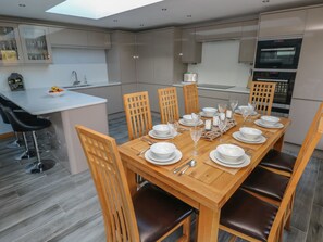 Dining - Dolwern (Newport)