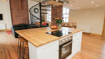 Cottage | Private kitchen | Fridge, dishwasher, electric kettle, toaster
