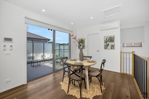 Dining - 2Bedroom Tranquil Townhouse CLOSE TO CITY AND AIRPORT (Pascoe Vale South)