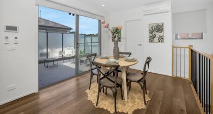 2Bedroom Tranquil Townhouse CLOSE TO CITY AND AIRPORT