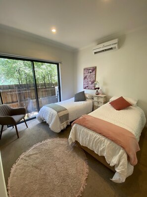 2 bedrooms, desk, iron/ironing board, free WiFi - 2Bedroom Tranquil Townhouse CLOSE TO CITY AND AIRPORT (Pascoe Vale South)