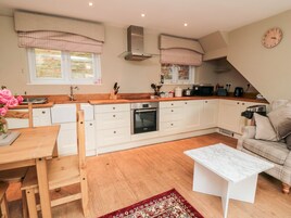Cottage | Private kitchen | Fridge, microwave, electric kettle, toaster