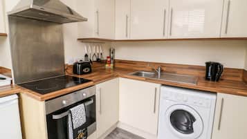 Cottage | Private kitchen | Fridge, electric kettle, toaster, cookware/dishes/utensils