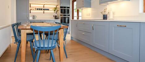 Refrigerador, lavavajillas, tetera/pava eléctrica, tostadora