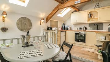 Cottage | Private kitchen | Fridge, cookware/dishes/utensils