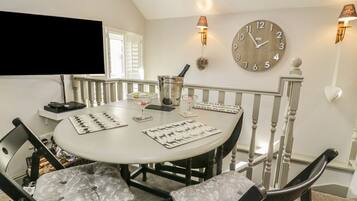 Cottage | Private kitchen | Fridge, cookware/dishes/utensils