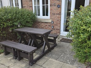 Outdoor dining - Puffin Cottage (Filey)