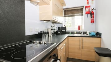 Cottage | Private kitchen | Fridge, dishwasher, electric kettle, toaster