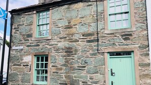 Ein Steinhaus mit einem Schild, auf dem 'Fleet Street' steht.