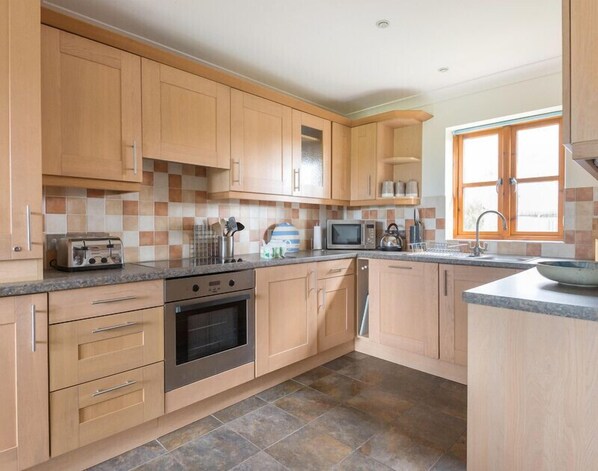 Cottage | Private kitchen | Dishwasher, cookware/dishes/utensils