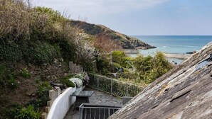 Una escalera costera con vistas al mar y un paisaje rocoso.