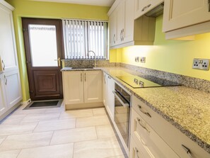Cottage | Private kitchen | Fridge, dishwasher, electric kettle, toaster