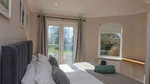 Une chambre à coucher avec un lit, une fenêtre et une vue sur l’extérieur.