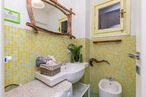 Douche, bidet, serviettes fournies, savon