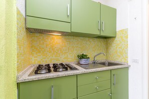 Fridge, stovetop, coffee/tea maker, cookware/dishes/utensils