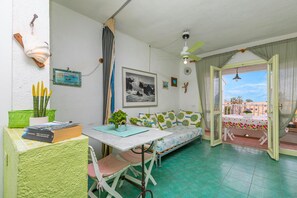 21-inch flat-screen TV with cable channels, TV - Il Vecchio Faro A42 150m From The Beach (Loiri Porto San Paolo)