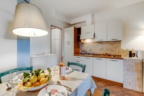 Appartamento familiare, 1 camera da letto (Il Borgo 10/5 700m From The Beach) | Cucina privata | Frigorifero, piano cottura, lavastoviglie, macchina per tè/caffè