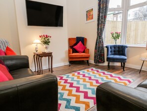 Cottage | Living area - Harbour Hideaway (Whitby)