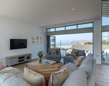 Cottage | Interior. Point Break