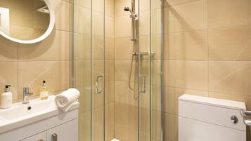 Cottage | Bathroom | Shower, hair dryer