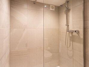 Cottage | Bathroom | Shower, hair dryer