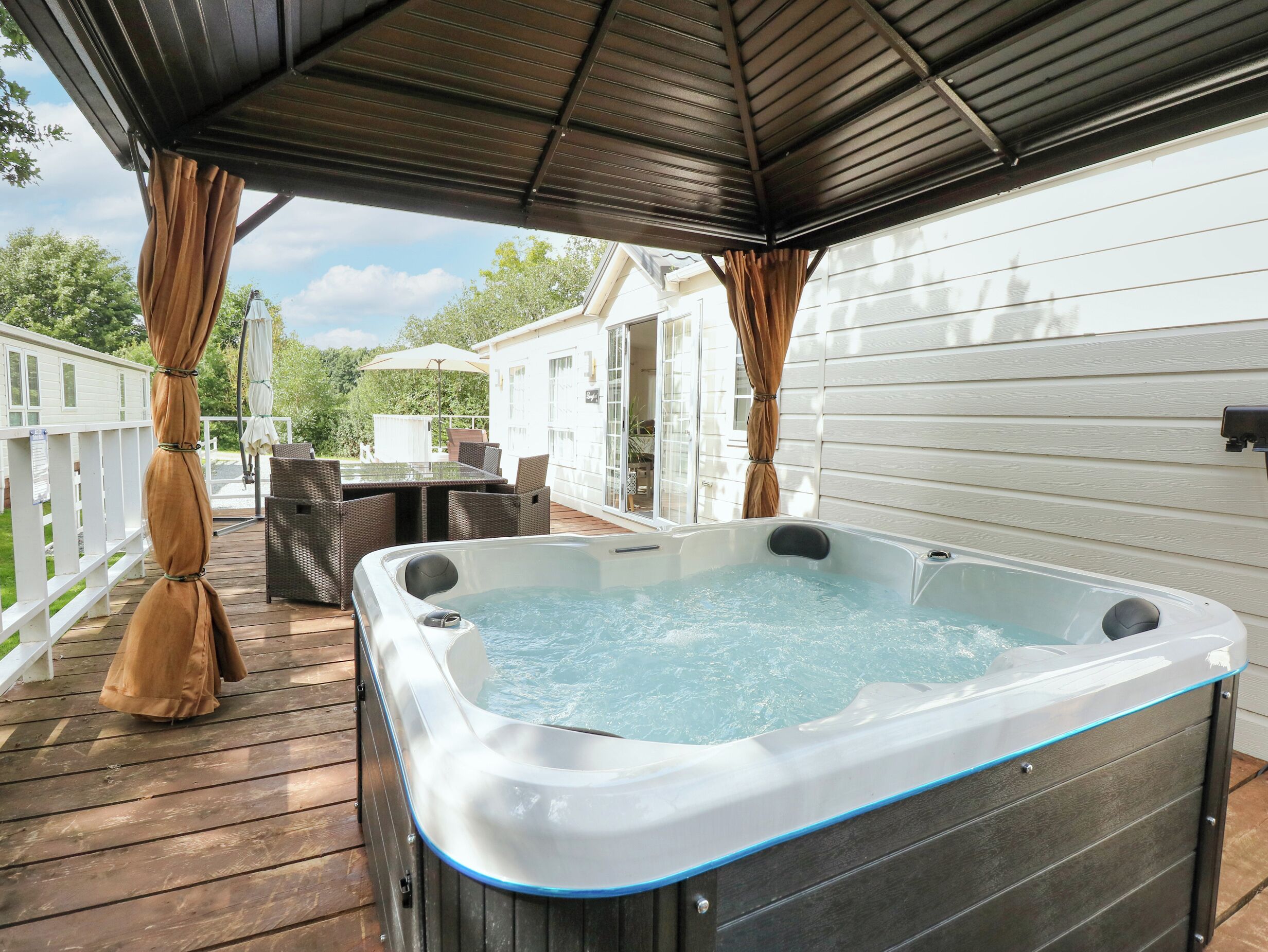 Cottage | Outdoor spa tub
