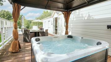 Cottage | Outdoor spa tub