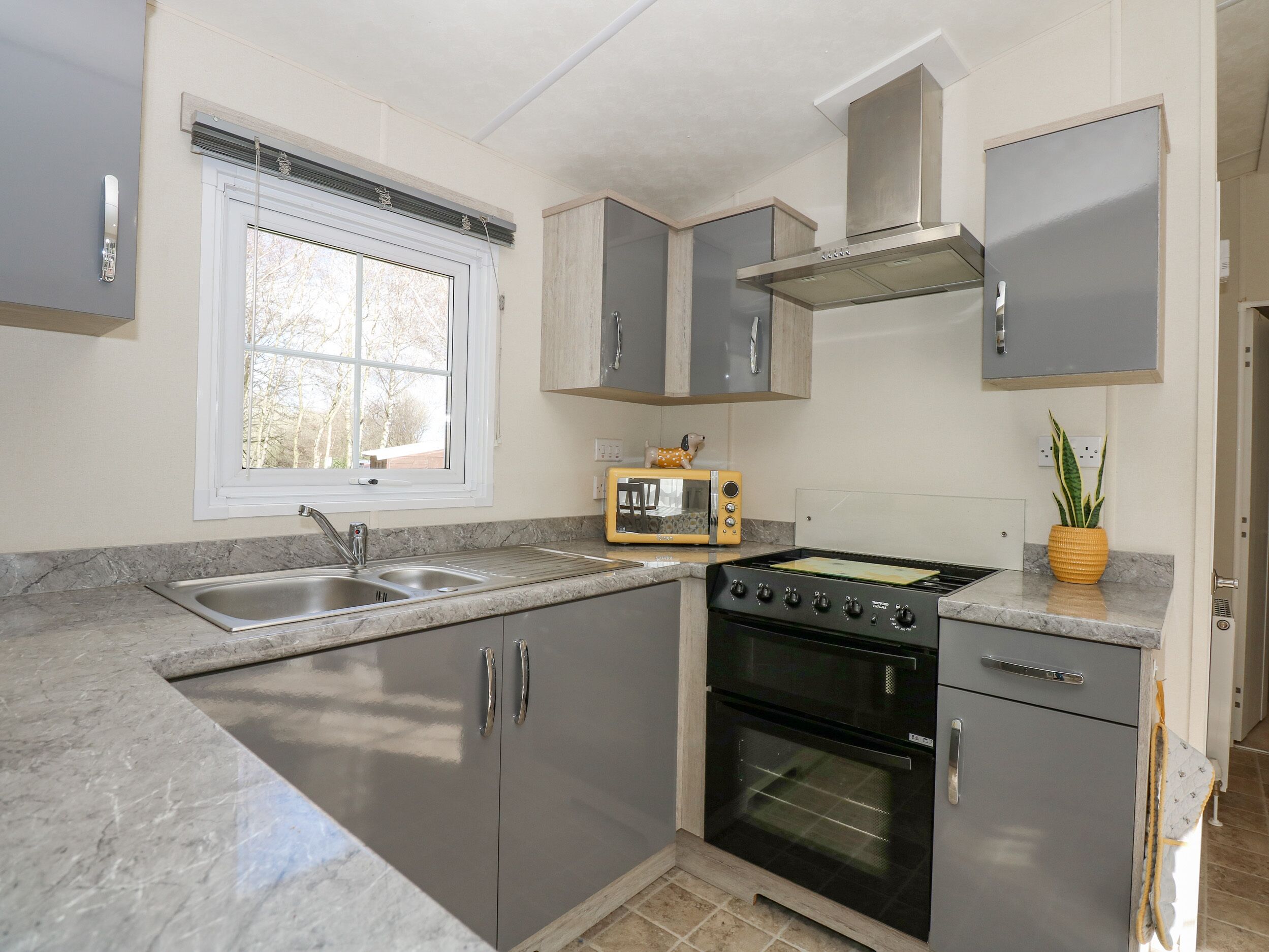 Cottage | Private kitchen | Fridge, electric kettle, toaster, cookware/dishes/utensils