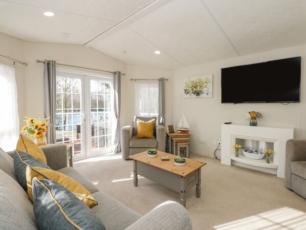 Cottage | Living area - Lakeside View (King's Lynn)