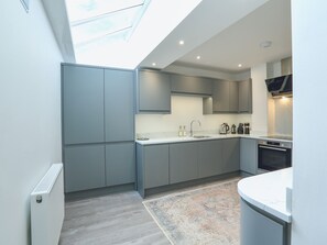 Geladeira, lava-louças, talheres/pratos/utensílios de cozinha